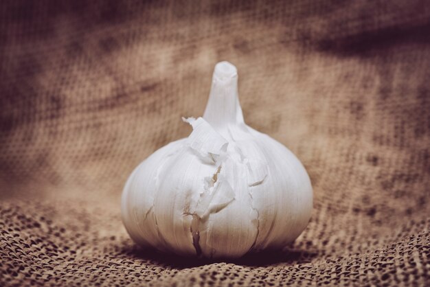 Knoblauch auf Sackleinen Hintergrund