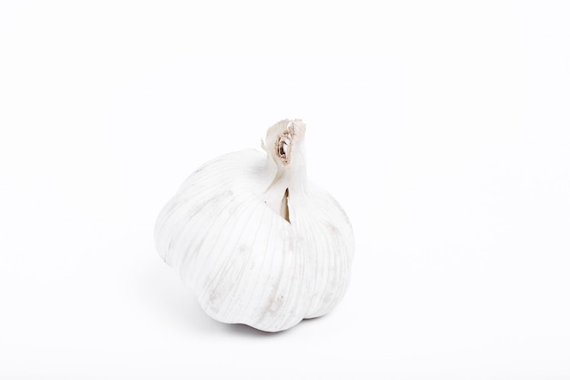 Knoblauch auf weißer Oberfläche