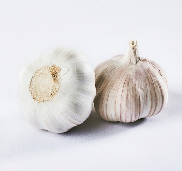 Knoblauch isoliert auf einem weißen. Leckeres Gewürz