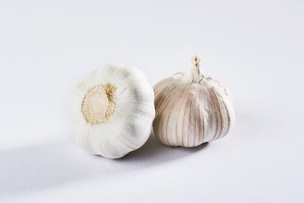 Knoblauch isoliert auf einem weißen. Leckeres Gewürz