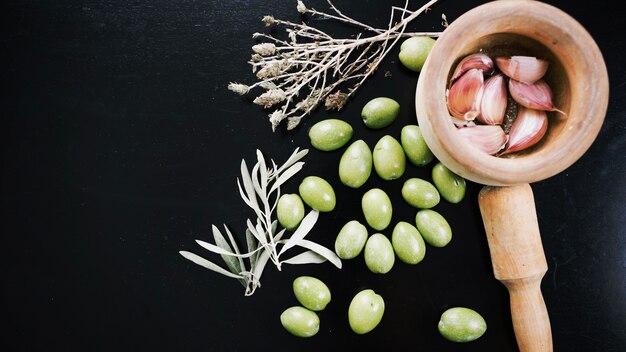 Knoblauch mit Oliven und Kräutern