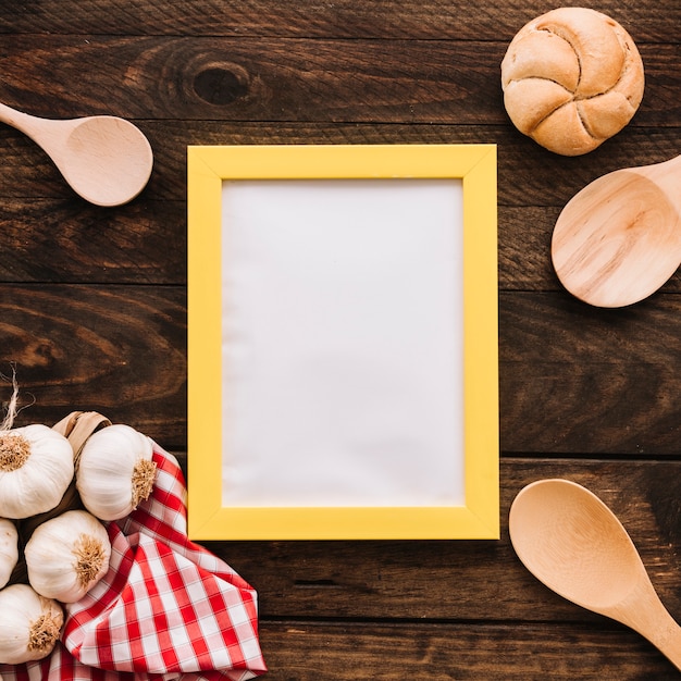 Kostenloses Foto knoblauch und brötchen nahe löffeln und rahmen