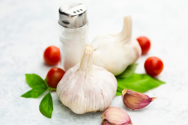 Knoblauch- und Kirschtomaten mit Salzstreuer