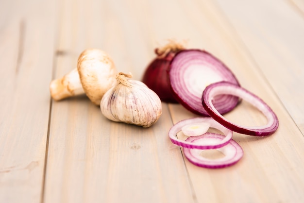 Knoblauch und Pilz mit Scheibe der organischen Zwiebel auf Tabelle