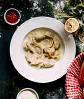 Kostenloses Foto knödel mit zitrone und pfeffer