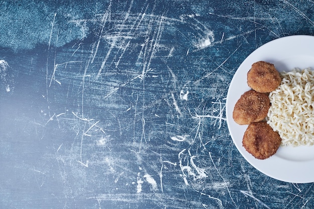 Knusprige hühnernuggets und nudeln.