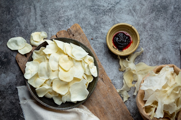 Knusprige Kartoffelchips mit Tomatensauce Snack-Konzept.