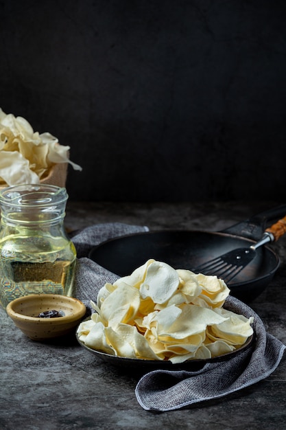 Knusprige Kartoffelchips mit Tomatensauce Snack-Konzept.