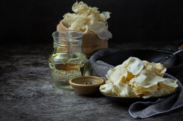 Knusprige Kartoffelchips mit Tomatensauce Snack-Konzept.