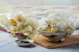 Kostenloses Foto knusprige kartoffelchips mit tomatensauce snack-konzept.