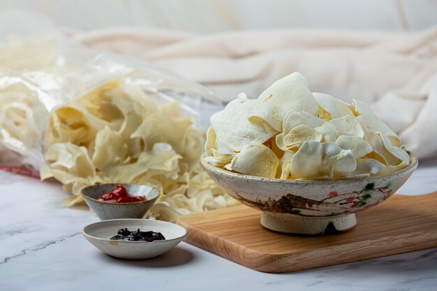 Knusprige Kartoffelchips mit Tomatensauce Snack-Konzept.