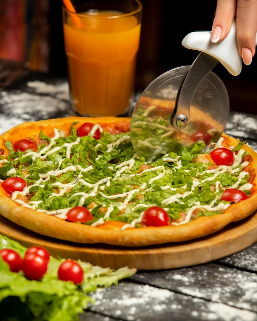 Kostenloses Foto knusprige pizza ñ aesar und ein glas orangensaft