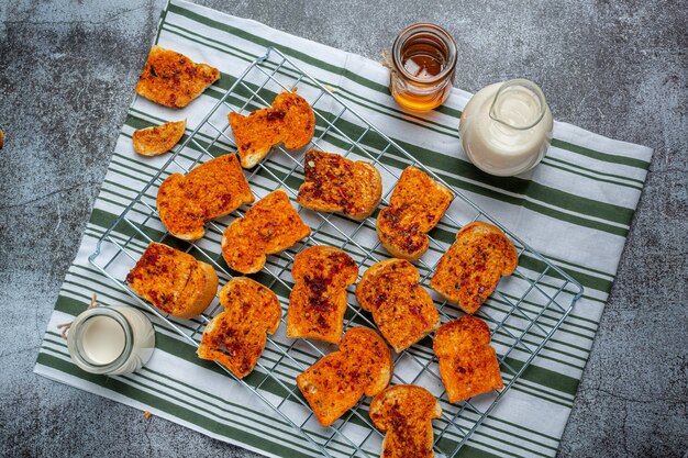 Knuspriger Flossy Toast mit zerkleinertem Schweinefleisch.