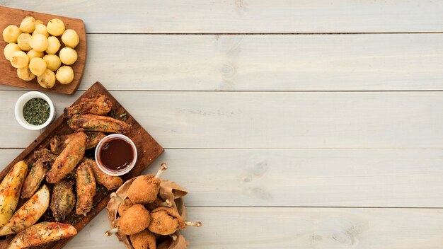 Knuspriger Hühnersnack mit Sauce und Kartoffeln