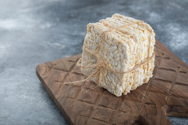 Knuspriges Brot im Seil auf Holzschneidebrett.