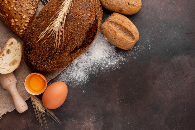 Knuspriges Brot mit Ei und Mehl