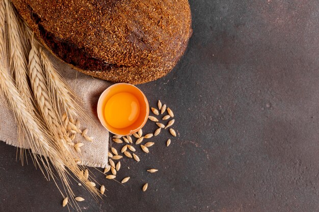 Knuspriges Brot mit Ei und Weizensamen