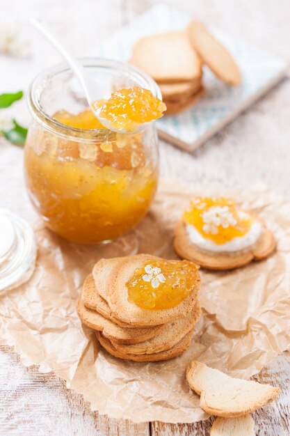 Knuspriges Brot mit Orangenmarmelade