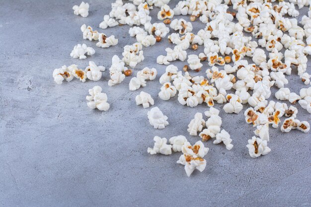 Knuspriges Popcorn überall auf der Marmoroberfläche verteilt