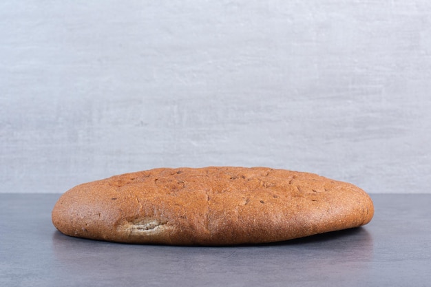 Knuspriges rundes Brot auf Marmorhintergrund. Foto in hoher Qualität