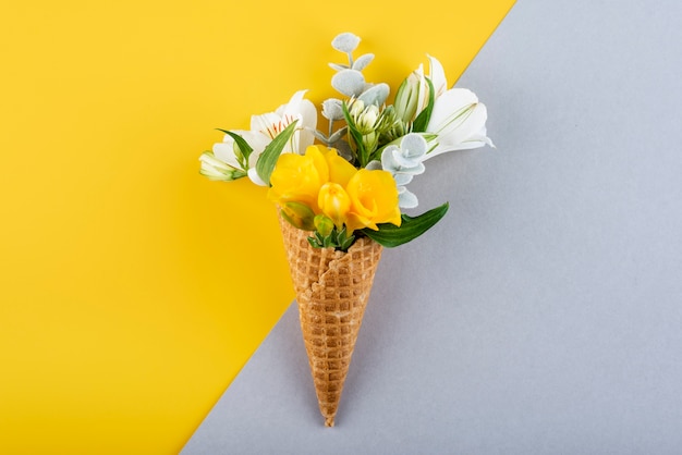 Öko-Eistüte mit Blumen Draufsicht