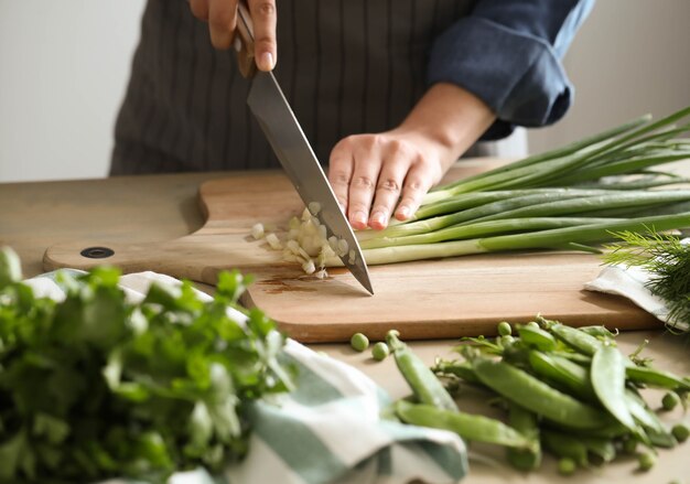 Kochen. Chefkoch schneidet Gemüse in der Küche