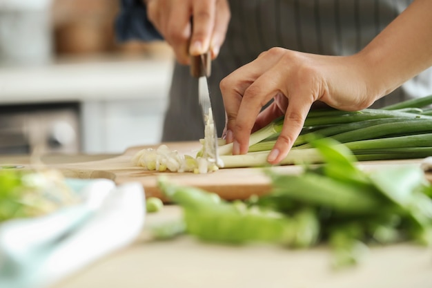 Kochen. Chefkoch schneidet Gemüse in der Küche