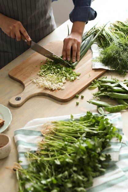 Kochen. Chefkoch schneidet Gemüse in der Küche