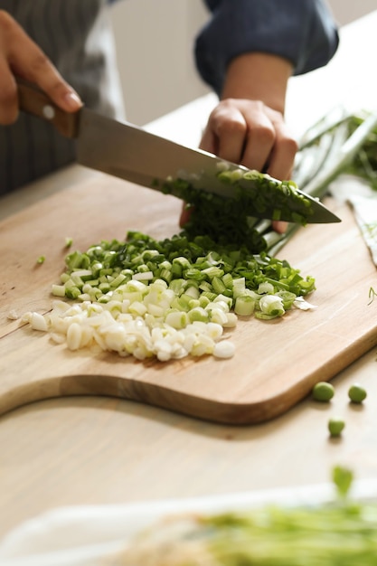 Kochen. Chefkoch schneidet Gemüse in der Küche