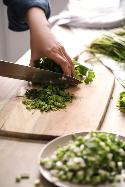 Kochen. Chefkoch schneidet Gemüse in der Küche