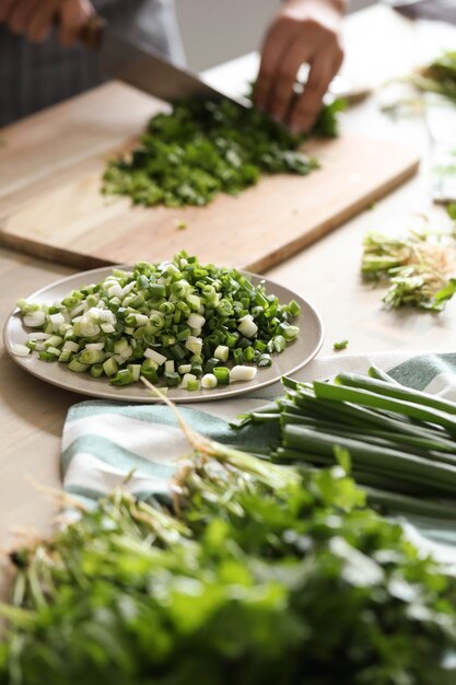 Kochen. Chefkoch schneidet Gemüse in der Küche