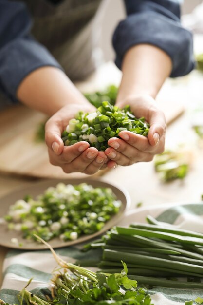 Kostenloses Foto kochen. chefkoch schneidet gemüse in der küche