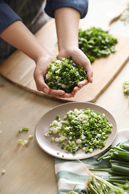 Kochen. Chefkoch schneidet Gemüse in der Küche