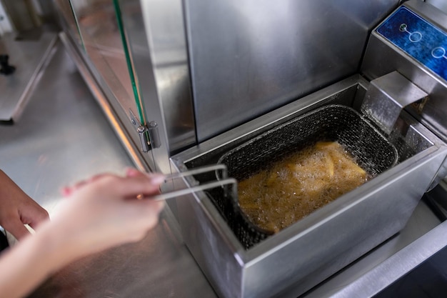 Kochen. Nahaufnahme von Händen, die Reis rühren