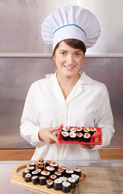 Kostenloses Foto kochen sie frau mit gekochten sushi-rollen