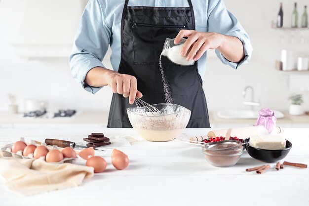 kochen Sie mit Eiern auf einer rustikalen Küche