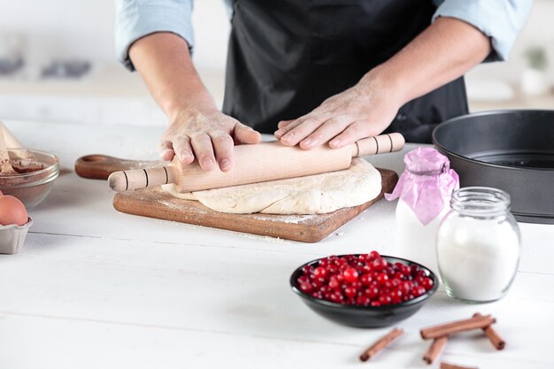 kochen Sie mit Eiern auf einer rustikalen Küche