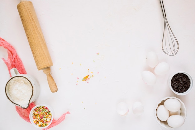 Kochen Zutaten in der Nähe von Schneebesen und Nudelholz