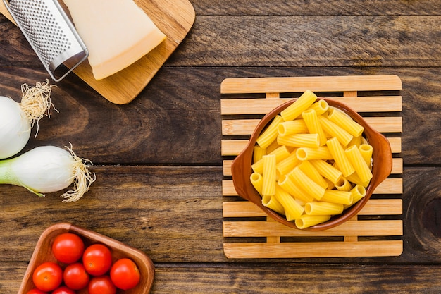 Kochen Zutaten und Reibe in der Nähe von Pasta