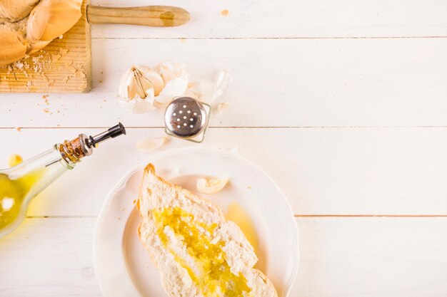 Kochtisch mit Brot und Öl