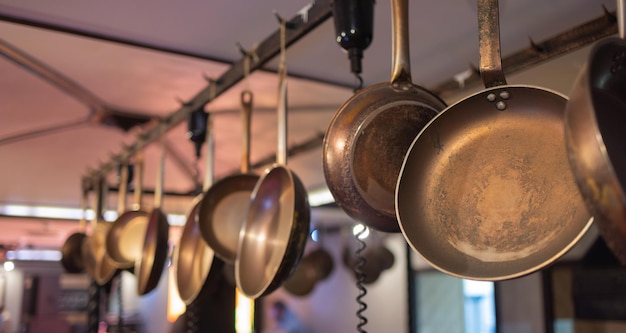 Kochtöpfe hängen an einem gestell in der küche Premium Fotos