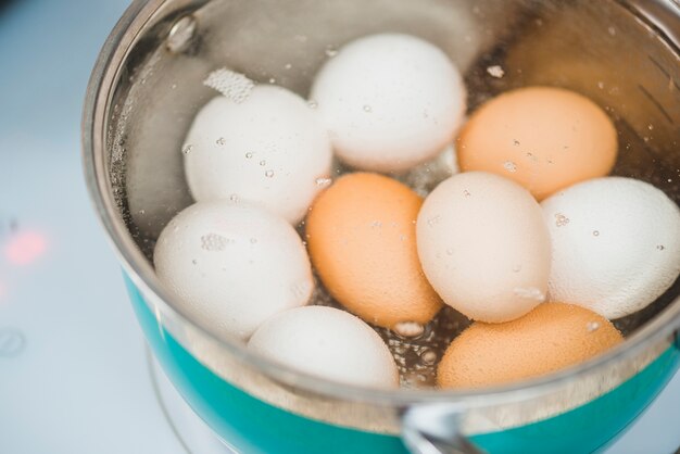 Kochtopf mit kochenden Eiern