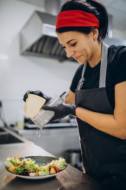 Köchin in der küche in einem café