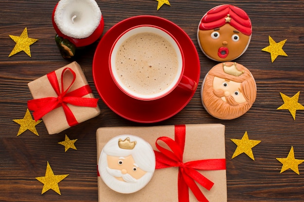 Königliche Keks essbare Figuren mit Kaffee und Geschenken