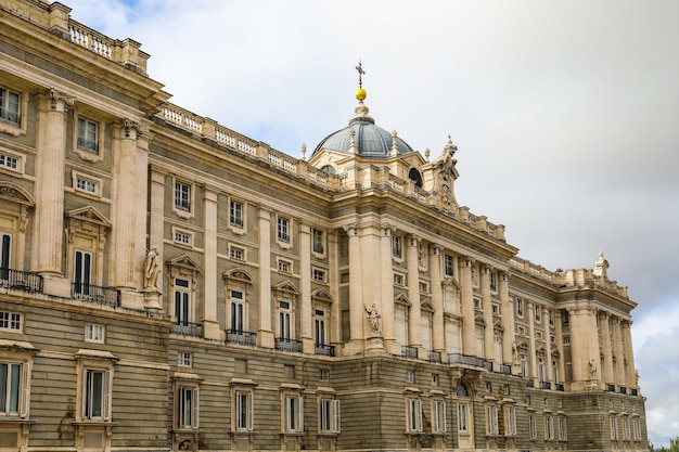 Kostenloses Foto königspalast von madrid, spanien an einem düsteren tag