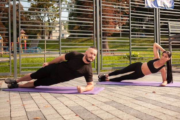 Körperkraft-Widerstandsposition auf der Yogamatte