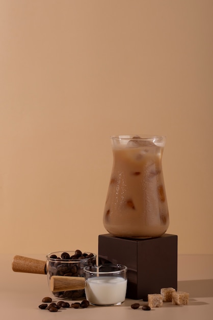 Köstliche Anordnung von Kaffeetassen und Zuckerwürfeln