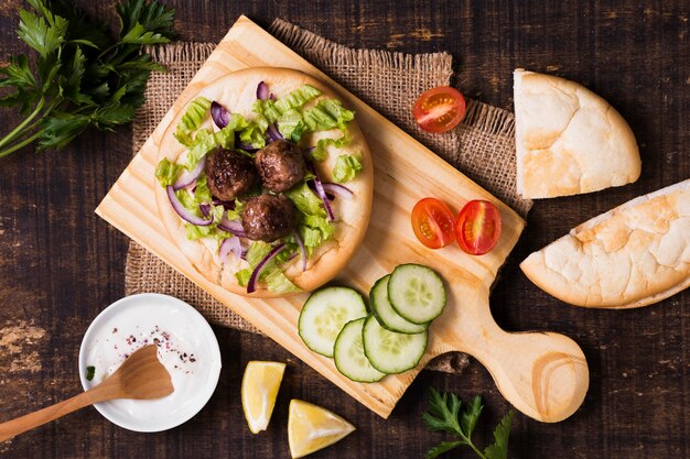 Köstliche arabische Fast-Food-Fleischröllchen auf Focaccia