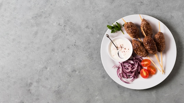 Köstliche arabische Fast-Food-Spieße auf Teller