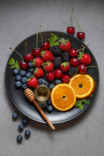 Köstliche Beeren der Draufsicht auf Platte